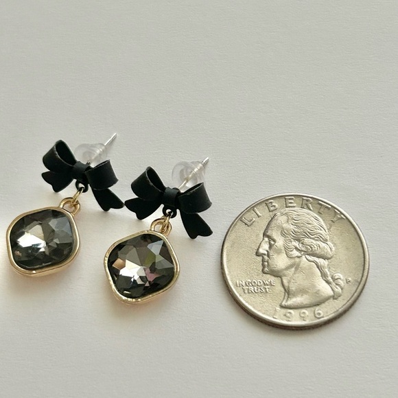 Elegant Black and Gold Bow Earrings - Picture 2 of 4